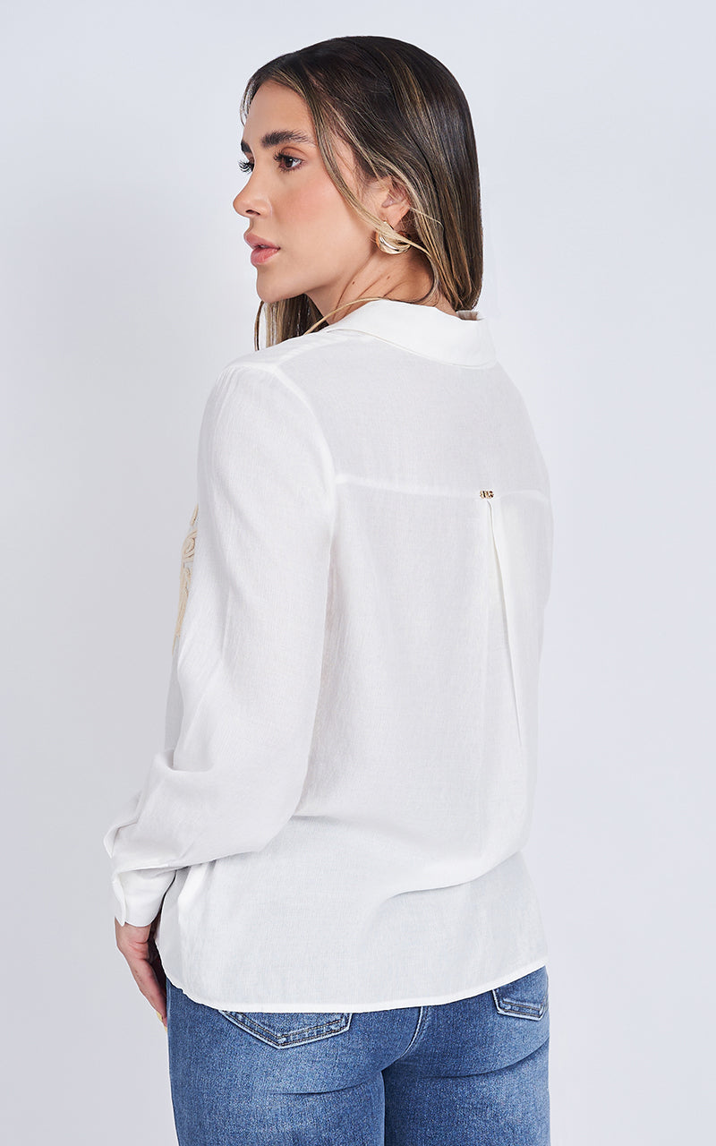 CAMISA CON DETALLE BORDADO